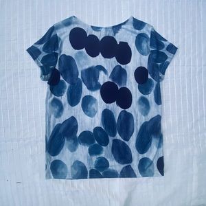 Short sleeve printed blue polka-dot top, size small. NWOT. You need a cute top!